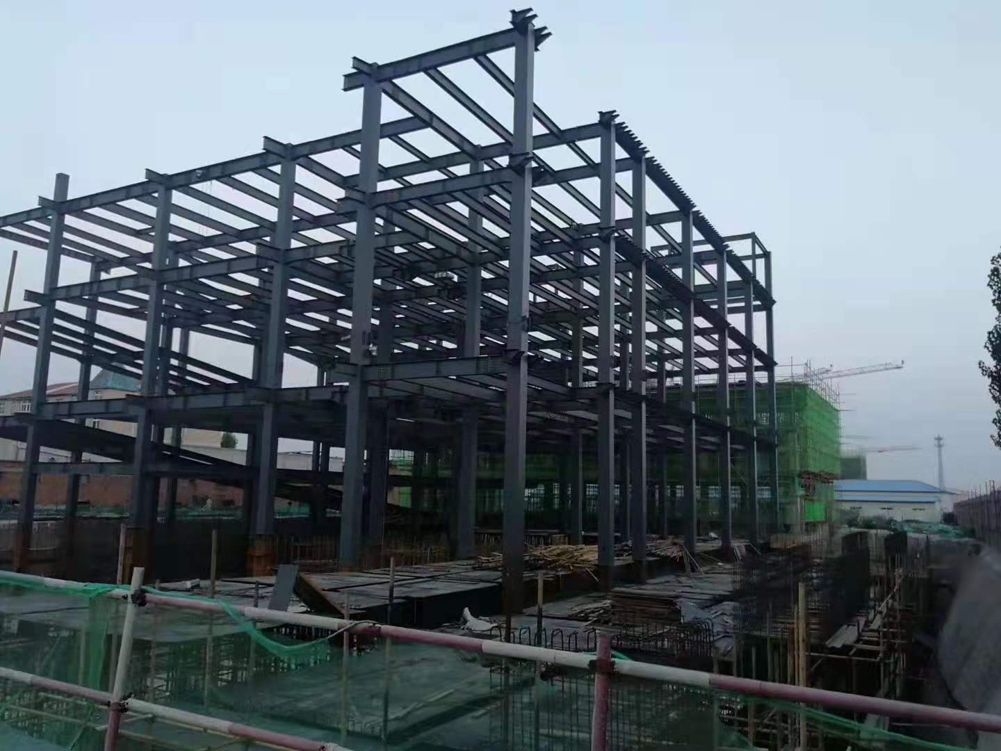 大型山西钢结构厂房支撑柱选用什么材料？